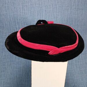 1940s Black Fuchsia Velvet Squiggle Topper Hat by Marshall Field and Co